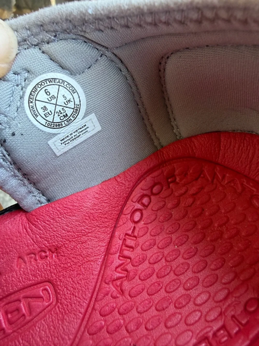 Keen Kids Grey and Red‎ Closed-Toe Outdoor Shoe Sandals Sz-6. NWOB. R